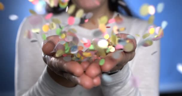 mujer lanzando confeti sobre fondo borroso - Imágenes, Vídeo