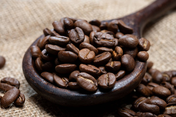 Chicchi di caffè torrefatto marrone arabica provenienti dalla regione africana produttrice di caffè, coltivando in Etiopia, Costa d'Avorio, Uganda, Kenya, Ruanda e Tanzania, da vicino - Foto, immagini