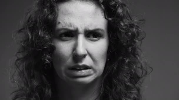 vrouw toont sterke walging, intense afkeer emotie, dramatische monochrome close-up - Video