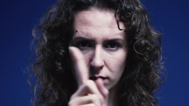 Mujer agitando el dedo diciendo "NO" con lenguaje corporal. Persona femenina en 20s rechazando el enfoque - Imágenes, Vídeo