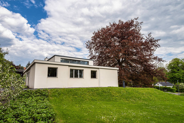 Haus am Horn budova ve Výmaru, Německo s trávníkem. Haus am Horn je jediná skutečně Bauhausova budova ve Výmaru. - Fotografie, Obrázek