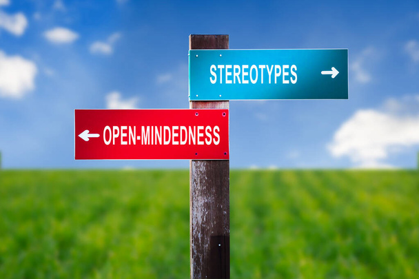 Estereotipos vs mente abierta - Señal de tráfico con dos opciones - Foto, imagen