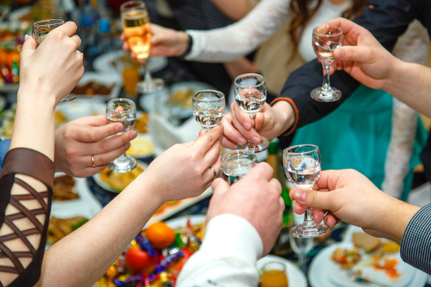 Les gens mains Clinking verres avec de la vodka et du vin
 - Photo, image