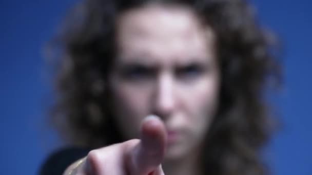 Donna sconvolta che punta il dito alla macchina fotografica, saluta 'NO' nel rifiuto, Primo piano del linguaggio del corpo negativo facendo una "X" con le mani - Filmati, video