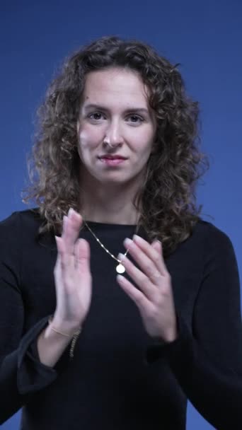 Žena tleskání a tleskání ruce dává podporu schválení ke kameře ve vertikálním videu - Záběry, video
