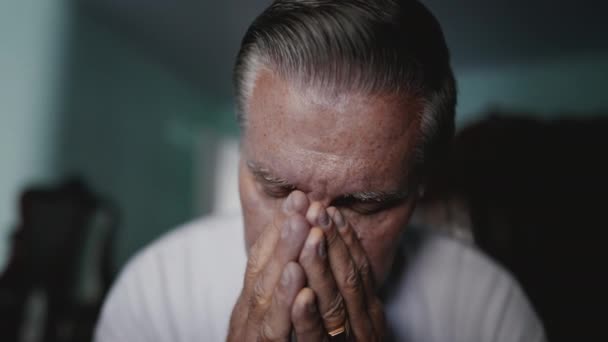 Кавказский мужчина среднего возраста, борящийся с жизненными трудностями, страдающий головной болью и тревогой, человек, скрывающийся в отчаянии - Кадры, видео