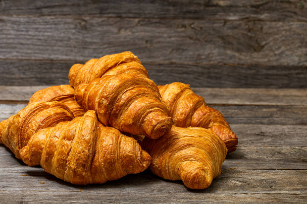 Herkullisia, tuoreita croissantteja. Ranskalainen aamiainen käsite - Valokuva, kuva