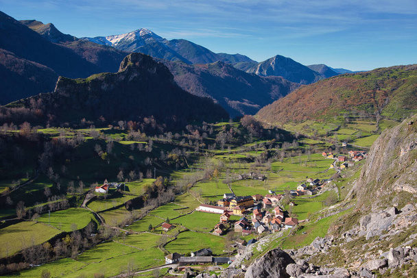 Village de Valle de Lago à partir de dessus, Somiedo, Asturies, Espagne, Europe - Photo, image