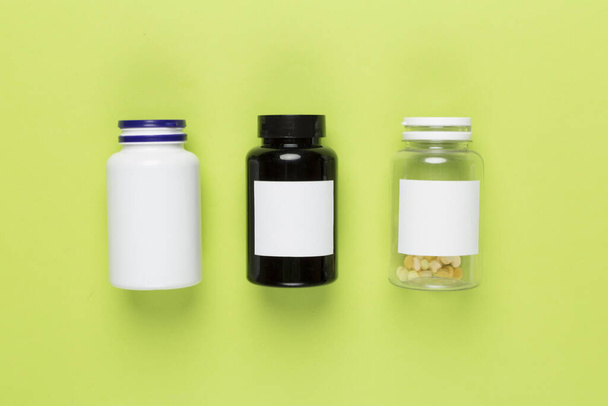 Műanyag palackok vitaminok színes háttér, felső nézet - Fotó, kép
