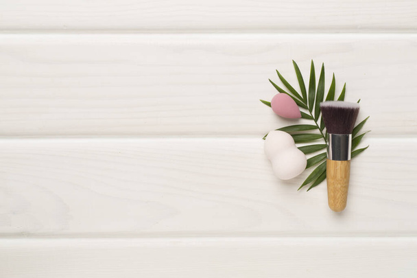 Make-up Pinsel und Schwamm auf Holzgrund, Draufsicht - Foto, Bild