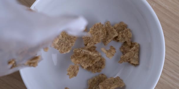 Verter cereal en un tazón blanco, comida para el desayuno matutino en una toma de cámara súper lenta con cámara de alta velocidad - Imágenes, Vídeo
