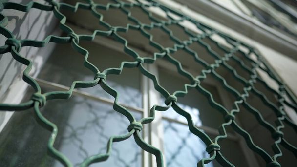 Fenêtre cage métallique avec des motifs protégeant le bâtiment contre les intrus. Protection de clôture - Photo, image
