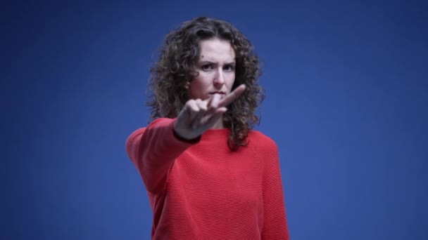 Giovane donna che agita il dito dicendo NO alla telecamera rifiutando il comportamento, affermando confine - Filmati, video