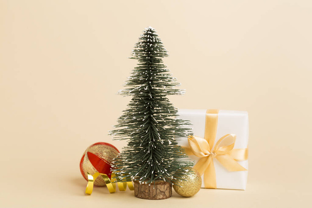 Miniatur-Weihnachtsbaum mit Geschenkschachteln und Dekor auf dem Tisch - Foto, Bild
