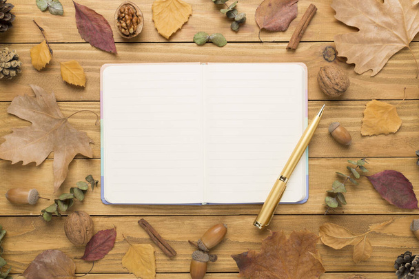 木の背景,上のビューにノートが付いている秋の葉 - 写真・画像