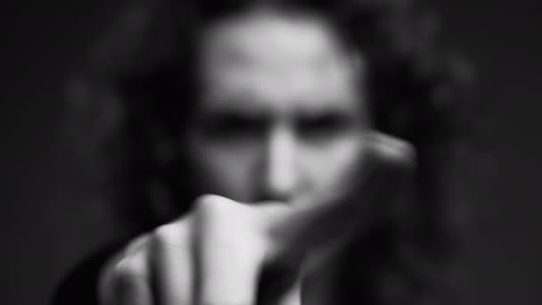 Femme bouleversée faisant "X" avec les mains et pointant du doigt à la caméra, agitant "NON" dans le rejet en monochromatique intense, noir et blanc - Séquence, vidéo