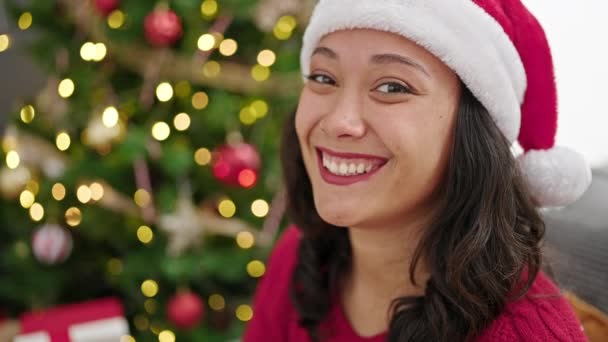 Fiatal gyönyörű spanyol nő mosolyog magabiztos ünneplő karácsony otthon - Felvétel, videó