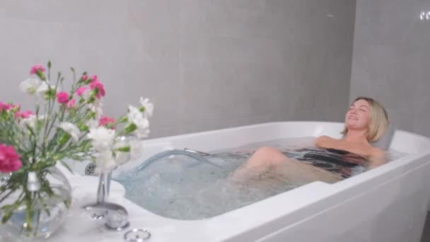 Güzel bir kadın banyoda dinleniyor, SPA 'da hidroterapi görüyor.. - Video, Çekim