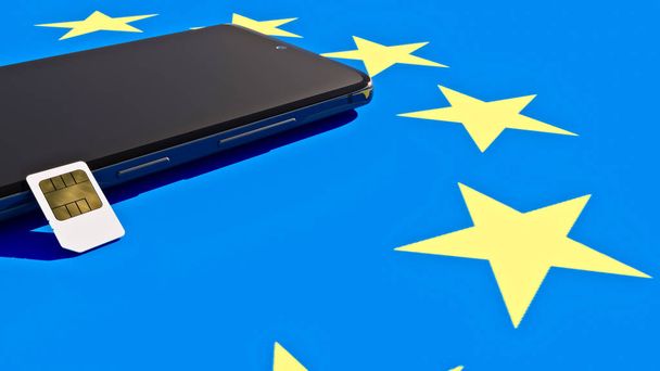 Mobiltelefon és SIM-kártya, a barangolás megszüntetése az Európai Unióban. Európa zászló, másolás. 3D-s renderelés - Fotó, kép