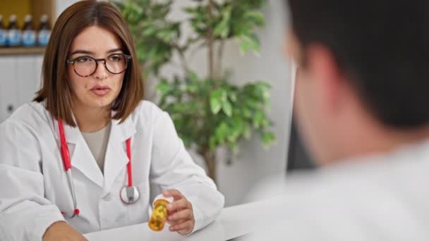 Γιατρός και ασθενής έχουν ιατρική γνωμάτευση συνταγογράφηση χάπια στην κλινική - Πλάνα, βίντεο