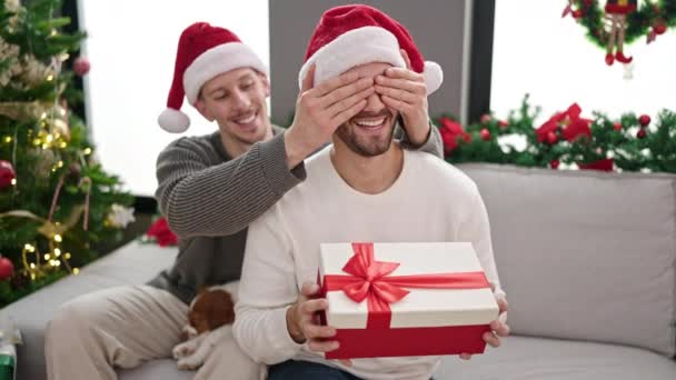Dois homens casal celebrando surpresa de Natal com presente em casa - Filmagem, Vídeo
