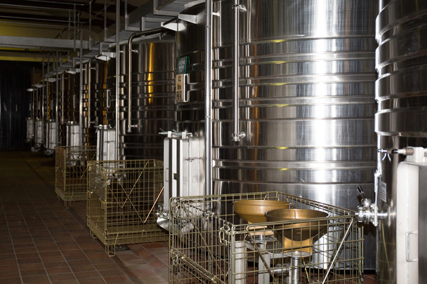 Fermentación del vino en grandes cubas en una bodega
 - Foto, imagen
