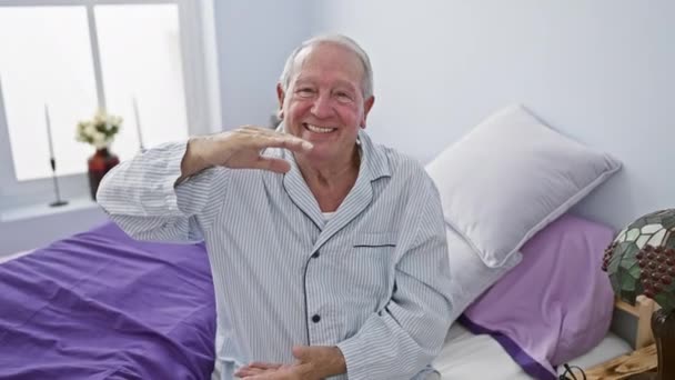 Isoja, kirkkaita hetkiä, iloinen vanhempi mies pyjamassa elehtii suuren koon symboli, osoittaa mittakaavassa mestariteos suoraan hänen mukava makuuhuone. - Materiaali, video