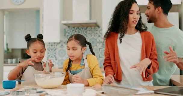 Laptop, probleemoplossing en een gezin dat in de keuken bakt samen met ouders die hun kinderen over eten leren. Computer, liefde of praten met kinderen leren koken van een moeder en vader. - Video