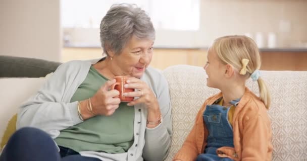 Komunikacja, babcia z dzieckiem rozmawiająca na kanapie w salonie swojego domu. Rozmowa lub porady, spędzanie czasu z kawą i szczęśliwą rodziną oraz dyskusja na kanapie. - Materiał filmowy, wideo