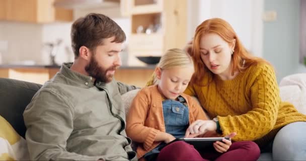 Dijital tablet, rahatlama ve ebeveynler çocuklarıyla birlikte evlerinin oturma odasındaki bir kanepede. Teknoloji, kaynaşma ve genç anne ve babasıyla internet üzerinden oyun oynayan bir kız.. - Video, Çekim