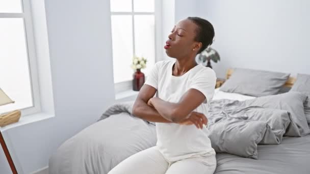 Depresyjna Afroamerykanka relaksująca się w sypialni, nuda odbija się w jej twarzy - Materiał filmowy, wideo