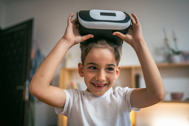 chlapec muž kavkazský dítě doma těšit virtuální realita VR headset - Fotografie, Obrázek