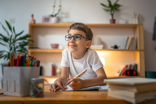 niño niño niño alumno estudio trabajo en tarea asignación en casa - Foto, imagen