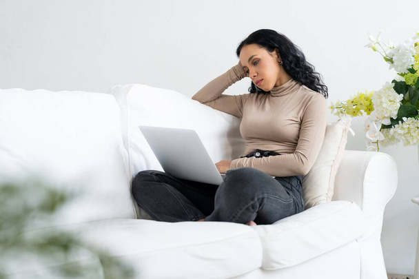 Młoda Afroamerykanka czuje się przygnębiona patrząc na kluczową pracę w laptopie - Zdjęcie, obraz