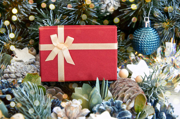 Joulun koostumus joulukuusen oksat, punainen sävy, lahjapakkaukset ja hopeinen sävy  - Valokuva, kuva