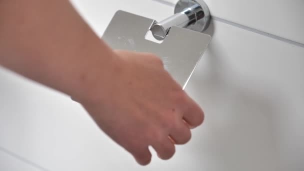 Toilettenpapier vorhanden. Hände legen eine neue Rolle Toilettenpapier in die Halterung. Hygiene und Sauberkeit. Ersetzen der Toilettenpapierrolle. 4k Filmmaterial - Filmmaterial, Video