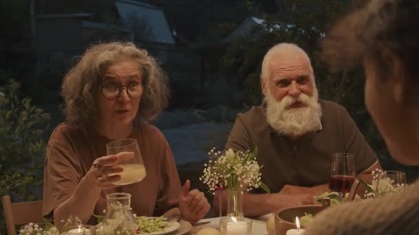 Avô e avó alegres vestindo roupas casuais desfrutando de jantar de celebração com sua família - Filmagem, Vídeo