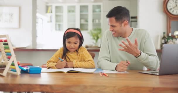 Matematiikka, oppiminen ja onnellinen isä tytön kanssa opettamiseen, opiskeluun ja kotiopetukseen. Koulutus, isä ja lapsi laskenta numero kotitehtäviä kirjan, tietämys ja auttaa hoito, liimaus ja kehitys - Materiaali, video