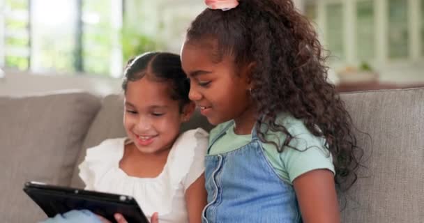 Tablet, gyerekek és nővérek online játék közben ül egy kanapén a nappaliban otthonukban együtt. Gyerekek, technológia és lány testvérek streaming egy internetes videót, miközben kötődés. - Felvétel, videó