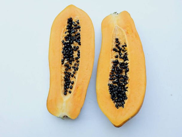 papaia dolce matura con fetta di papaia e mezza isolata su fondo bianco. verdura e frutta per una sana nutrizione.cibo vegano - Foto, immagini
