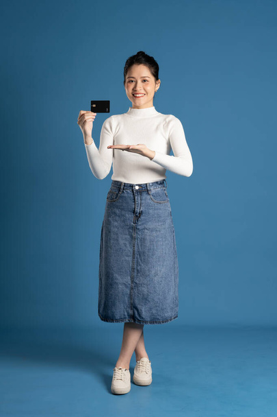 Imagem da bela mulher asiática posando no fundo azul - Foto, Imagem