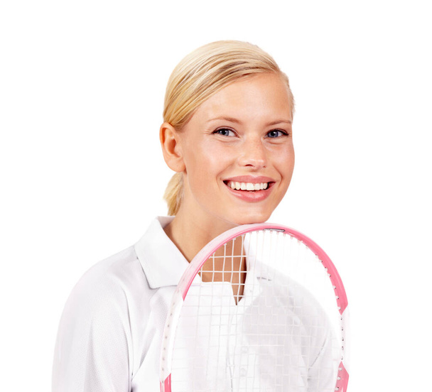 Portret, vrouw en glimlach met tennisracket in studio voor sport, competitie en wedstrijd geïsoleerd op mockup witte achtergrond. Gelukkige professionele atleet met knuppel voor vaardigheid, prestaties en trots. - Foto, afbeelding
