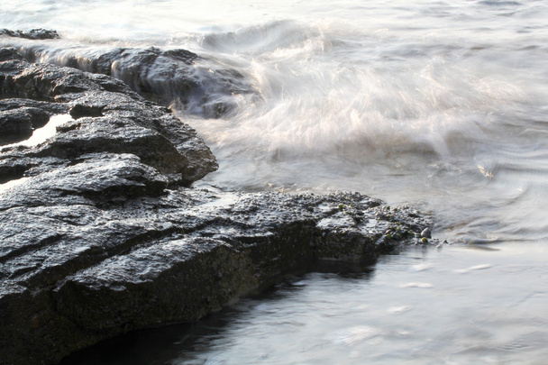 Orilla del mar Egeo en Grecia, Isla de Tasos - olas y rocas - fotografía de larga exposición
 - Foto, imagen