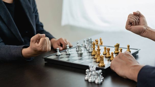 Умный бизнесмен играет в шахматы с противоположной командой. Планируйте разработку бизнес-стратегий для победы и успеха. Трудность и достижение цели Бизнес-стратегия для победы - Фото, изображение