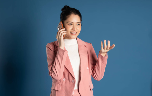 Retrato de jovem empresária asiática posando isolado no fundo azul - Foto, Imagem
