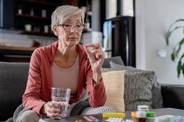Starší starší žena bere své denní léky. Příprava na užití pilulky - Fotografie, Obrázek