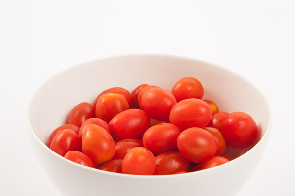 Bir kasede kırmızı kiraz domatesleri - Fotoğraf, Görsel