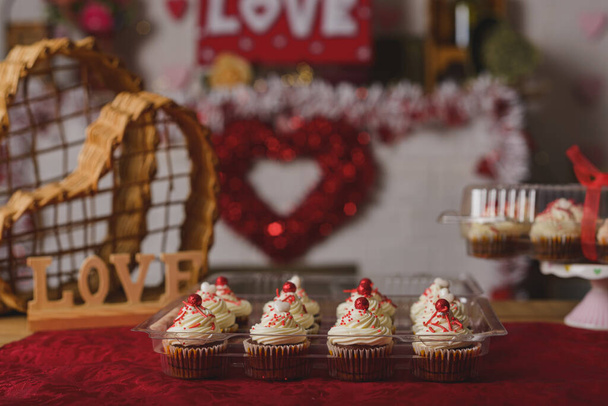 Gâteaux décorés pour la Saint-Valentin. Cadeau pour les amoureux. - Photo, image