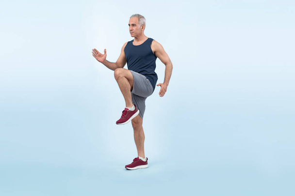 Aktiivinen ja istuva ruumiinrakenne vanhempi mies urheiluvaatteissa muotokuva juoksevassa asennossa eristetty tausta. Terveet elinikäinen vanhusten kunto terve ja urheilullinen kehon hoito elämäntapa käsite. Vaikutusvalta - Valokuva, kuva