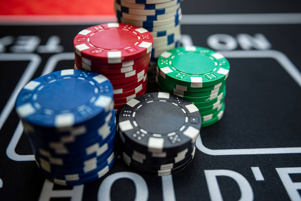 fichas de poker empilhar em uma mesa de casino preto. Tema do jogo de poker, conceito de jogo. Vitória e sorte - Foto, Imagem